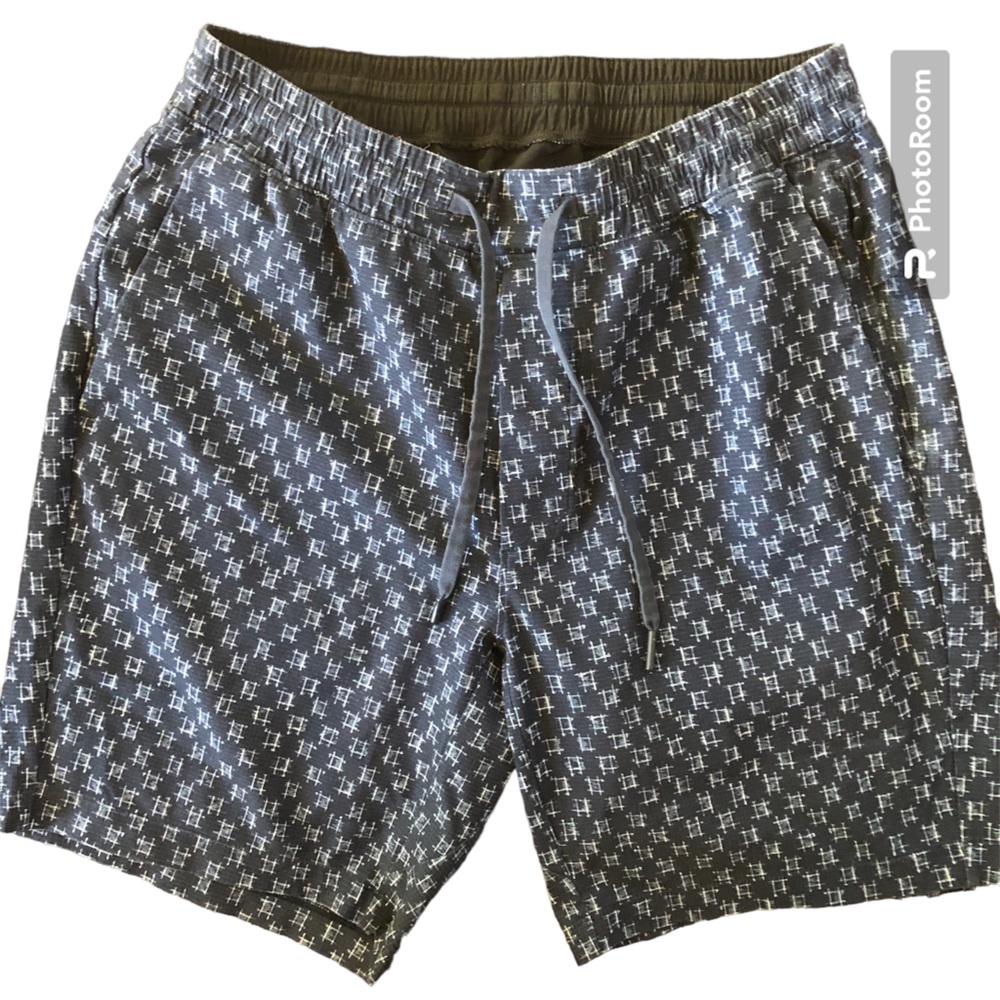 Men’s Lululemon shorts medium pull on gym athletic no liner zipper pocket